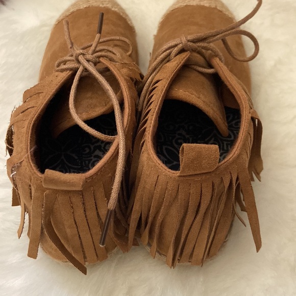 GUC Cognac fringe accent lace-up sneaker in size 8 - Picture 5 of 7